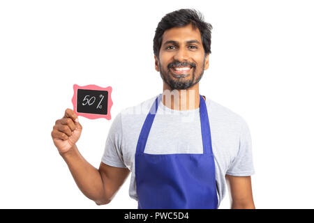 Lächelnd Supermarkt oder SB-Warenhaus Mitarbeiter Übersicht Rabatt Unterzeichnen zum halben Preis Konzept auf weißem Hintergrund isoliert sutdio Stockfoto