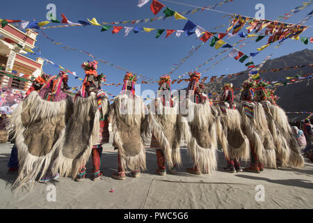 Arische (Brogpa) Frauen in Tracht, Biama Dorf, Ladakh, Indien Stockfoto