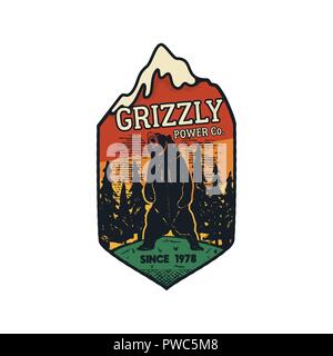 Wanderlust Logo Emblem. Jahrgang Hand gezeichnet Reisen Abzeichen. Mit Grizzly Bären im Wald Szene. Enthalten benutzerdefinierte Abenteuer Zitat. Vektor Wanderung distressed insignia Stock Vektor