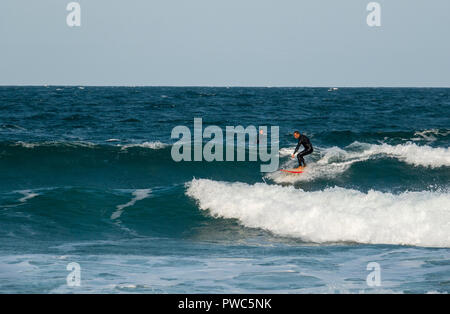 Surfer auf einer Welle am Schwarzen Meer in Sozopol, Bulgarien Stockfoto