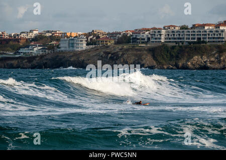 Surfen im Schwarzen Meer am Strand von Sozopol, Bulgarien Stockfoto