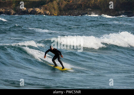 Surfer auf einer Welle am Schwarzen Meer in Sozopol, Bulgarien Stockfoto