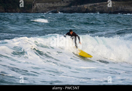 Surfer auf einer Welle am Schwarzen Meer in Sozopol, Bulgarien Stockfoto