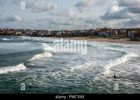 Surfen im Schwarzen Meer am Strand von Sozopol, Bulgarien Stockfoto