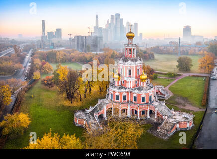 Luftaufnahme der barocken Kirche der Fürsprache bei Fili, Moskau, Russland Stockfoto