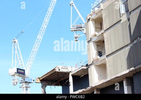 Vom 5. Juli 2018: Edinburgh, Großbritannien. Eine Laing O'Rourke Kran in einer industriellen Szene, neben einem halb zerstörten Gebäude Stockfoto