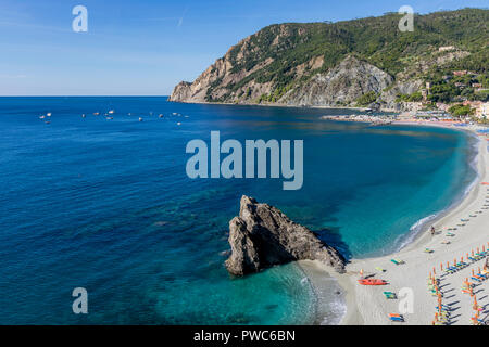 Monterosso al Mare Beach von morgen Licht beleuchtet, Monterosso, Cinque Terre, Ligurien, Italien Stockfoto