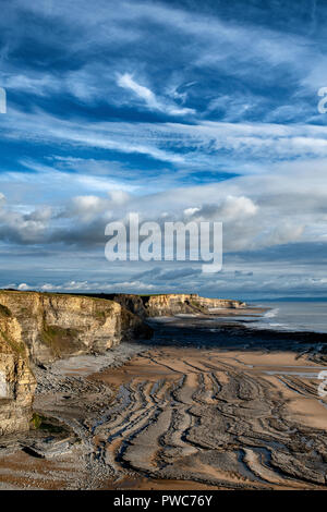 Temple Bay auf das Tal von Glamorgan Heritage Coast, South Wales. Blick nach Süden Osten entlang dem Strand und Klippen von Hexen. Stockfoto