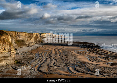 Temple Bay auf das Tal von Glamorgan Heritage Coast, South Wales. Blick nach Süden Osten entlang dem Strand und Klippen von Hexen. Stockfoto