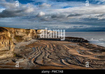 Temple Bay auf das Tal von Glamorgan Heritage Coast, South Wales. Blick nach Süden Osten entlang dem Strand und Klippen von Hexen. Stockfoto