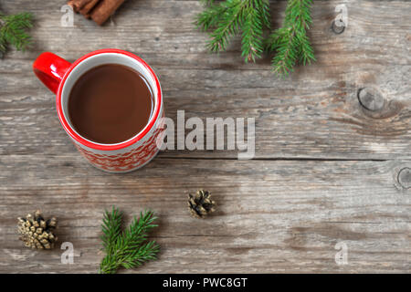 Weihnachten heiße Schokolade über rustikal Hintergrund. Hausgemachte heiße Schokolade trinken für Weihnachten und Winter. Stockfoto