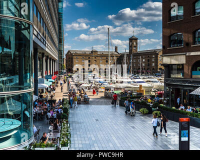 St. Katharine Docks Marina, einer historischen Dock in der Nähe der Tower Bridge und dem Tower von London, die sich heute in eine Marina mit Büros, Restaurants und Bars. Stockfoto