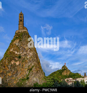 Die Kapelle von St. Michel - dAiguilhe in der Stadt Le Puy-en-Velay in der Auvergne-Rhone-Alpes, Südfrankreich. 969 auf einem volcani gebaut Stockfoto