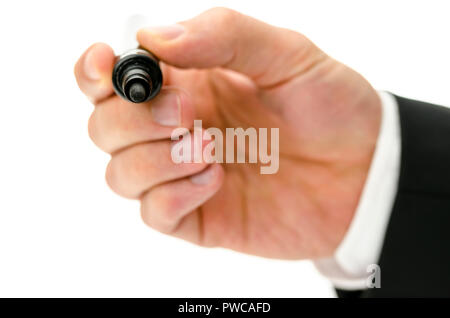 Nahaufnahme der männlichen Hand schreiben auf virtuellen Whiteboard mit schwarzem Marker. Der leere Raum bereit für ihren Text oder Logo. Stockfoto