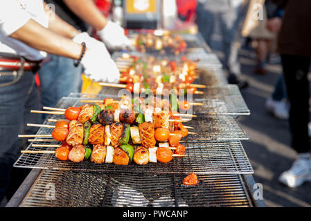 Essen gebacken mit Stöcken, Seoul Street Food, Korea. Stockfoto