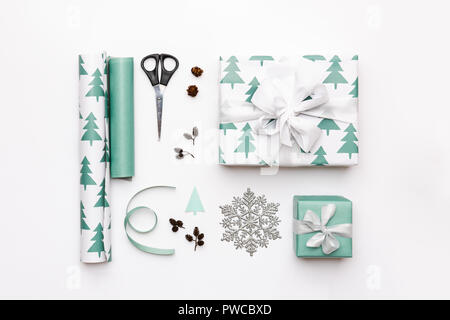 Geschenkverpackung Komposition. Nordic Weihnachtsgeschenke auf weißem Hintergrund. Türkisfarbenen gewickelt Xmas-Boxen. Stockfoto