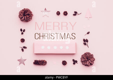 Pastellrosa minimal Weihnachten Hintergrund. Schöne Weihnachten Geschenk auf Pastell rosa Hintergrund isoliert. Rosa gefärbte gewickelt Xmas box Komposition. Stockfoto