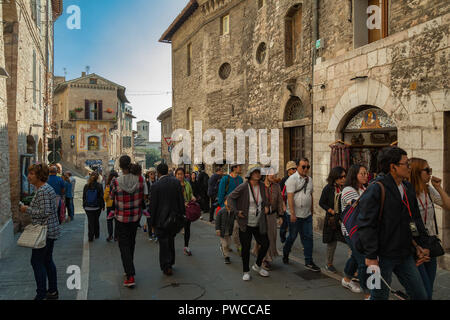 Touristen in den Straßen der Altstadt, Assisi. Perugia, Umbrien, Italien Stockfoto