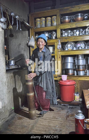 Alte Frau, die tibetischen Buttertee, Lamayuru, Ladakh, Indien Stockfoto