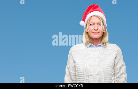 Blonde Frau mittleren Alters tragen Mütze über isolierte Hintergrund mit ernsten Gesichtsausdruck. Einfache und natürliche in die Kamera schaut. Stockfoto