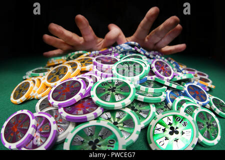 Montreal, Kanada, 14. Oktober 2018. Die Hände drücken ein Haufen von Casino Chips. Credit: Mario Beauregard/Alamy leben Nachrichten Stockfoto