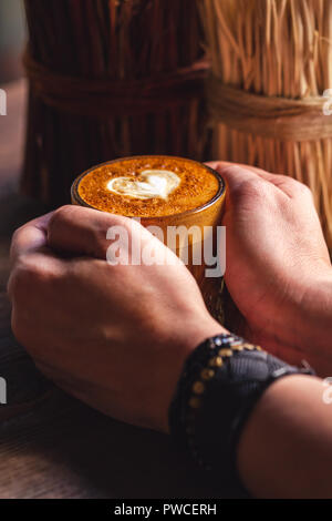 Kaffee latte Kunst mit Herz Form im Coffee Shop Stockfoto