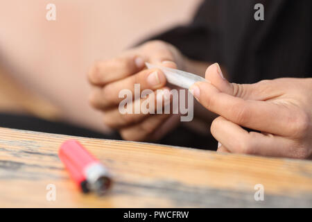 Die Hände schließen sich einer Frau eine Zigarette Stockfoto