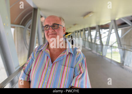 Übergewicht senior Touristische mann Ausflüge rund um die Stadt Bangk Stockfoto