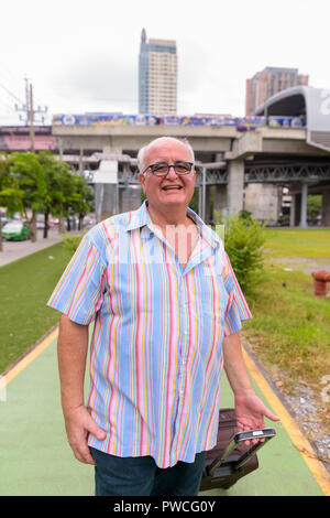 Übergewicht senior Touristische mann Ausflüge rund um die Stadt Bangk Stockfoto