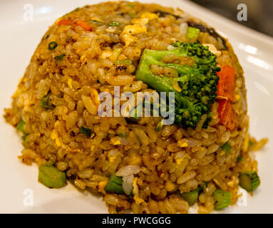 Cup Größe von Gemüse gebratener Reis in Bangkok, Thailand. Stockfoto