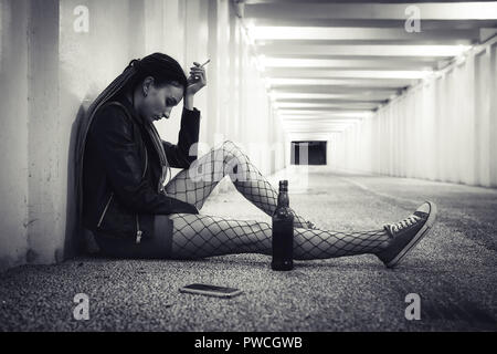 Alkoholismus und Kater. Brünette junge weibliche Leiden schreckliche Kopfschmerzen. Deprimiert junges Mädchen, Alkohol Drogenabhängiger in Gedanken verloren. lonelines Stockfoto