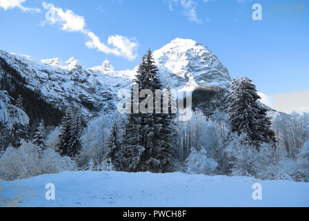 Ein schöner Tag der intensiven Kälte, zu Weihnachten, auf die Dolomiten, die schönsten Berge des Veneto, in diesem Fall in der Provinz von Belluno Stockfoto