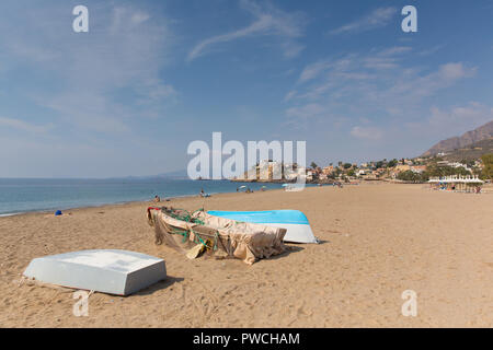 Bolnuevo Beach in der Nähe von Mazarron Murcia, Spanien mit Booten und blauer Himmel Stockfoto