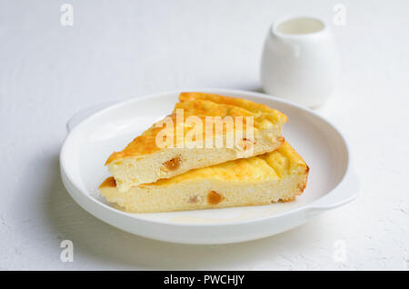 Quark Torte mit getrockneten Aprikosen, hausgemachte Kuchen auf weißem Hintergrund, Herbst Teatime Stockfoto
