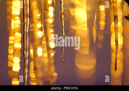 Die Arktische Sonne leuchtet die Eiszapfen Stockfoto