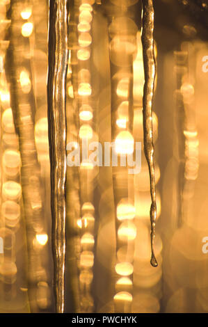 Eiszapfen von den arktischen Sonne beleuchtet Stockfoto