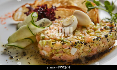 Das Lachstatar mit Avocado. Flache dof Stockfoto