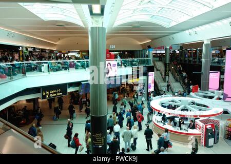 Geschäfte und Restaurants in der Abflughalle von Gatwick Airport South Terminal Stockfoto