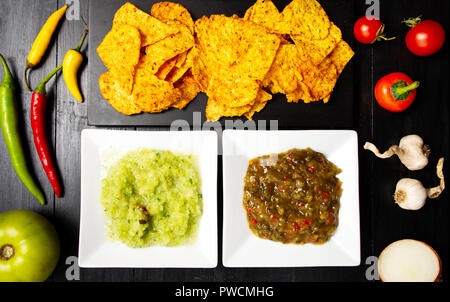 Tortillas und gemischtes Gemüse Dips auf einem Tisch in Schalen Stockfoto