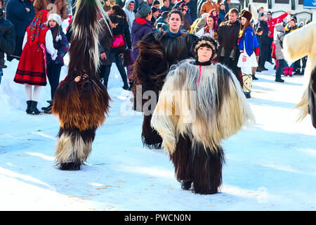 Die Menschen in den traditionellen Karneval kuker Kostüme in Kukeri festival Starchevata Stockfoto