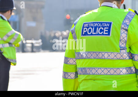 LONDON, UK, 12. MÄRZ 2012: Polizisten sichern Sie die Westminster Abbey Bereich für den Commonwealth Tag Zeremonie von Königin Elizabeth II. besucht Stockfoto