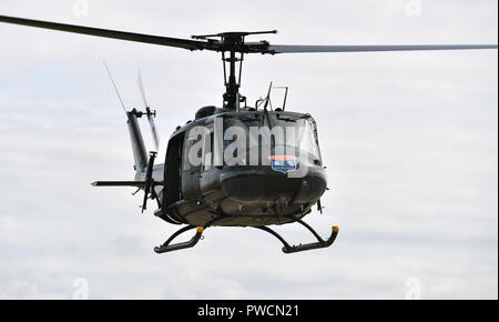 Ein Bell UH 1H Iroquois ' Huey' Hubschrauber kommt in Coventry Flughafen in Warwickshire, England, Großbritannien zu landen Stockfoto