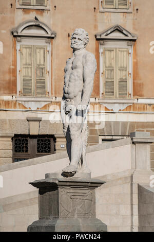 Die Statue des Herkules, die von dem Bildhauer Angelo de Putti in Platz der Freiheit in Udine, Italien Stockfoto