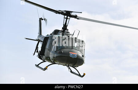 Ein Bell UH 1H Iroquois ' Huey' Hubschrauber kommt in Coventry Flughafen in Warwickshire, England, Großbritannien zu landen Stockfoto