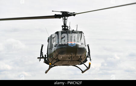 Ein Bell UH 1H Iroquois ' Huey' Hubschrauber kommt in Coventry Flughafen in Warwickshire, England, Großbritannien zu landen Stockfoto