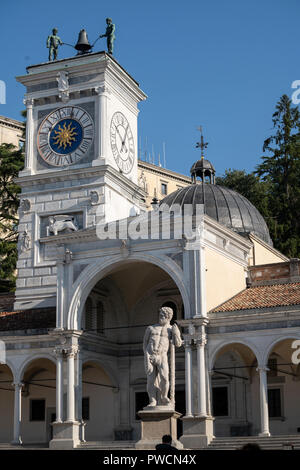 Die Statue von caco von dem Bildhauer Angelo de Putti in Platz der Freiheit in Udine, Italien Stockfoto