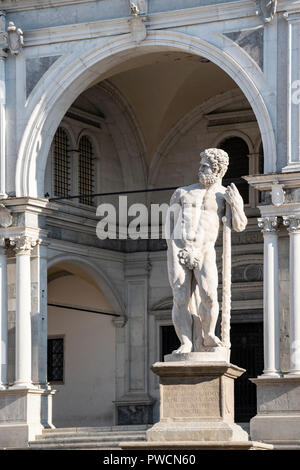 Die Statue von caco von dem Bildhauer Angelo de Putti in Platz der Freiheit in Udine, Italien Stockfoto