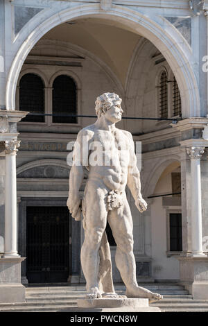 Die Statue des Herkules, die von dem Bildhauer Angelo de Putti in Platz der Freiheit in Udine, Italien Stockfoto