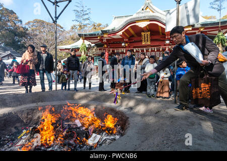 Japanische neues Jahr, shogatsu. Die Menschen beten vor dem Lagerfeuer verwendet Glücksbringer des Vorjahres am Shinto Schrein in Nishinomiya zu kaufen. Stockfoto