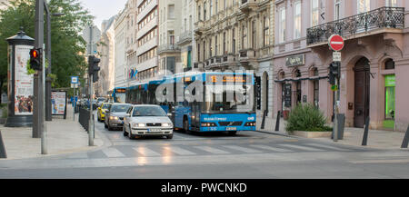 Budapest, Ungarn - 3. August 2018: Verkehr der Busse und Autos im Stadtzentrum Stockfoto